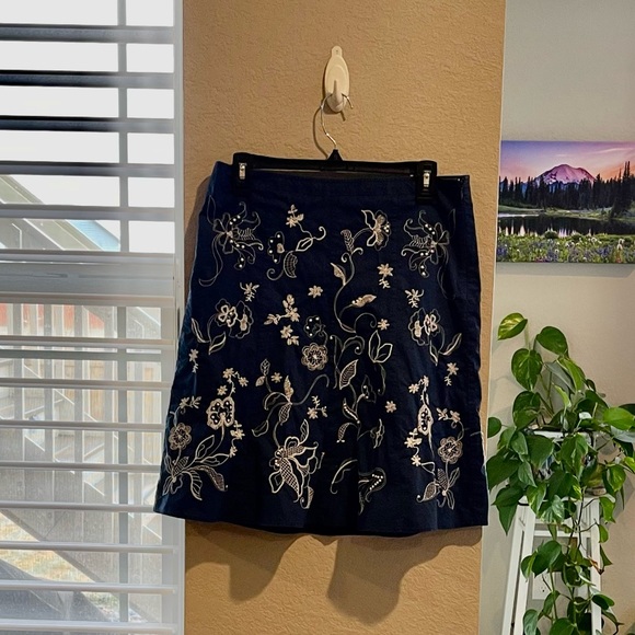 Ann Taylor Dresses & Skirts - Ann Taylor Blue with white embroidery flowers side zipper short skirt. Size 6